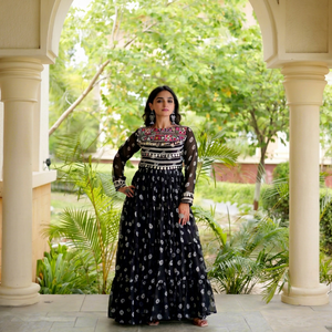 Lehenga Choli de Mujer con Estampado Bandhani en Faux Georgette, con Parches Kutchi, de 12 Metros, Corte Acampanado |   Vestido Largo sin Arrugas con Mangas Largas - Product Image 1