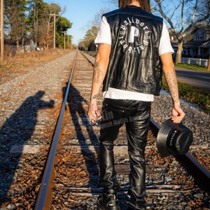 Conjunto Deportivo de Dos Piezas para Hombre, Chaleco Cargo Negro con Bordado Personalizado y Pantalones de Cuero Apilados, Estilo Urbano - Product Image 2