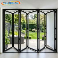 Porte pliante en aluminium sur mesure avec un nombre de panneaux variable pour la porte d'entrée principale d'une grande maison familiale
