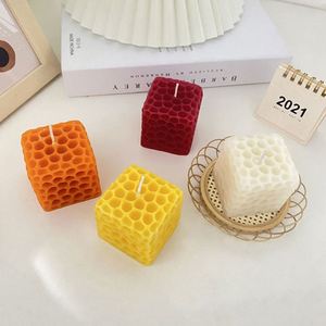 Bougie décorative géométrique parfumée en forme de cube nid d'abeille faite à la main, ornement de table pour la maison, cadeau pour créer une ambiance festive - Product Image 2