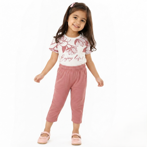 Ensemble deux pièces décontracté pour enfants : T-shirt à manches courtes en jersey simple de coton imprimé et pantalon long – Doux, respirant, pour le quotidien - Product Image 1
