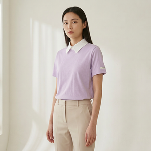 เสื้อโปโลแขนสั้นยูนิเซ็กซ์สีแดงลาเวนเดอร์ คอปกสีขาว พร้อมป้ายแบรนด์ที่แขนเสื้อ - Product Image 1