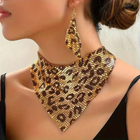 Ensemble collier statement en maille métallique imprimé léopard et boucles d'oreilles pendantes longues, avec foulard triangulaire assorti, idéal pour les soirées