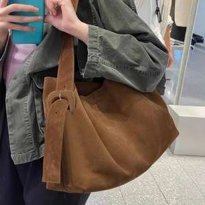 Sac à bandoulière décontracté en fausse fourrure pour femme, grande capacité, sac à bandoulière simple et classique à porter sous le bras - Product Image 6