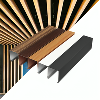 Profil décoratif suspendu en aluminium en forme de V, imitation bois, étanche, pour plafond à lamelles et mur décoratif de forme spéciale en V (OEM)