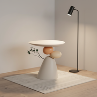 Table d'appoint sculpturale en résine beige crème et terre cuite, style galet organique, pour salon, chevet ou entrée (Mesita)