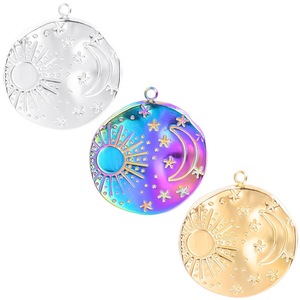 Breloques rondes en acier inoxydable Soleil Lune Étoile pour la fabrication de bijoux et colliers DIY - Product Image 1