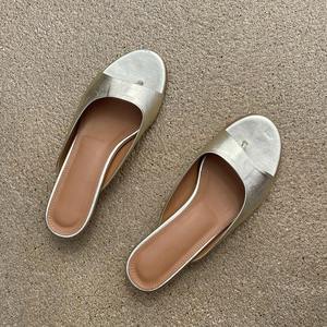 Sandales élégantes en cuir véritable à talon chaton fin pour femme, bout rond ouvert, talon bas, pour l'été, style mule d'extérieur - Product Image 1