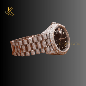 Reloj de diamantes Moissanite atemporal para mujer con características de lujo de diseño elegante e impresiones duraderas de artesanía superior - Product Image 4