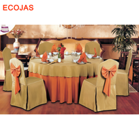 Ensemble table et chaises de banquet d'hôtel avec housses dorées et nœuds orange pour projets événementiels