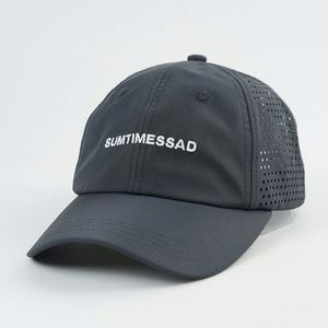 Casquette de golf personnalisée à 6 panneaux en polyester, perforée au laser, avec fermeture snapback, imperméable et logo brodé - Product Image 4
