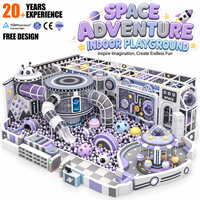 Structure de jeu personnalisée pour enfants : équipement de terrain de jeu intérieur sur mesure avec toboggan, piscine à balles et structure robotique en spirale pour l'escalade