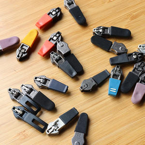 थोक कस्टम लोगो बैग कुंजी लॉकिंग जिपर स्लाइडर प्लास्टिक सामग्री कस्टम लोगो सामान जिपर स्लाइडर - Product Image 4