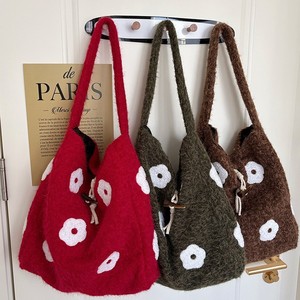 Bolso Tipo Cubo de Lana con Bordado Floral, Rojo, Verde, Marrón, Flores de Felpa, Cierre de Gancho, Bolsillo con Cremallera, Uso Diario, Invierno 2025 - Product Image 1