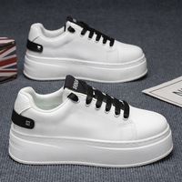Baskets décontractées blanches à semelle épaisse pour hommes - Modèle à lacets noirs, détail d'accentuation élégant, chaussures de tous les jours pour hommes