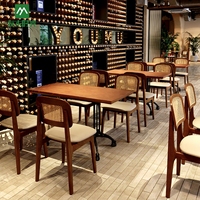 Ensemble de meubles de restaurant commercial sur mesure, canapé en rotin tissé en bois, tables et chaises adaptées aux cafés et aux bars