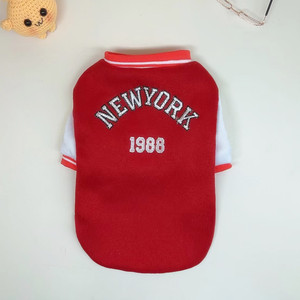 เสื้อแจ็คเก็ตเบสบอลสำหรับสัตว์เลี้ยง เสื้อโค้ทบุขนแกะสีแดงสำหรับแมวและสุนัข สไตล์สปอร์ตฤดูใบไม้ร่วง ดีไซน์นิวยอร์ก 1988 - Product Image 1