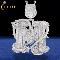 Colgante de Plata de Ley 925 Bañado en Oro con Moissanita VVS, Diseño de Flor, Araña, Espinas y Letra M, Apto para Probador de Diamantes, para Hombre