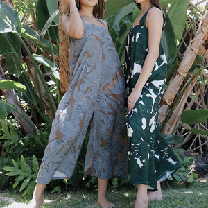 Combinaison Hawaïenne Décontractée Personnalisée OEM à Imprimé Plage, Col Revers, Coupe Ample, Bretelles, en Rayonne de Haute Qualité - Product Image 1