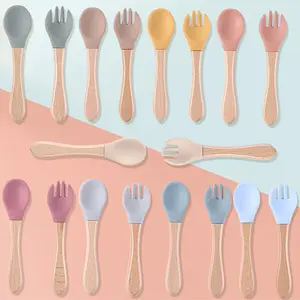 Nuovo Design Food Grade classico per bambini utensili da pranzo in silicone BPA-Free cucchiaio e forchetta con manico in legno