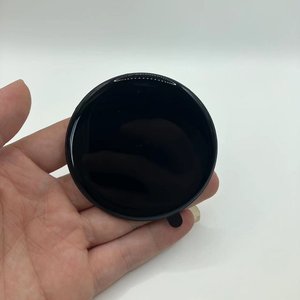 Ventouse en plastique transparent avec centre noir, fabriquée en Chine, pour application sur pare-brise - Product Image 2