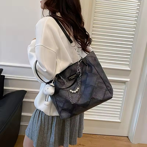 Nouveau sac fourre-tout décontracté pour femme en PU avec fermeture éclair et doublure en polyester, idéal pour un usage quotidien, personnalisé, simple, tendance, rétro, grande capacité - Product Image 4