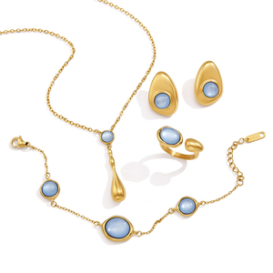 Boucles d'oreilles clous en acier inoxydable plaqué or 18 carats avec résine bleue J&D Jewelry pour femmes, bijoux géométriques irréguliers minimalistes - Product Image 1