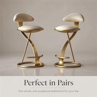 Tabouret de bar sculptural de luxe en cuir crème avec siège annulaire, base spirale dorée et dossier flottant, chaise de comptoir pour la maison, l'hôtel et le bar