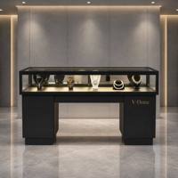 Table de présentation de bijoux moderne de luxe, cadre en métal noir, éclairage LED, vitrine en verre pour l'exposition de colliers et de bagues