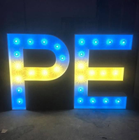 Lettre lumineuse vintage de style industriel en boîte, avec ampoule décorative