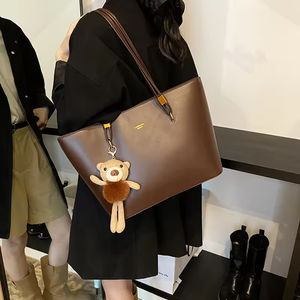 Bolso de Hombro para Mujer con Colgante de Oso, Gran Capacidad, Bolso Bandolera Marrón, Bolso Mensajero de Alta Calidad para Mujer - Product Image 5