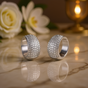 Orecchini a Cerchio E2445 in Oro Bianco con Diamanti Taglio Brillante Rotondo e Micro Incastonatura, Gioielli di Lusso per Donna - Product Image 2