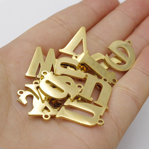 Minuscules breloques initiales lettre argent plaqué <span class=keywords><strong>or</strong></span> <span class=keywords><strong>en</strong></span> acier inoxydable charmes pour la fabrication de bijoux - Product Image 2