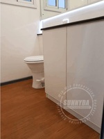 Camion de toilette mobile monté sur belle cabine de douche, remorque de toilette portable à énergie solaire