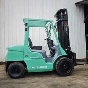 Chariot élévateur diesel Mitsubishi d'occasion, 3,5 tonnes, 4,5 mètres, 3 mâts avec déplacement latéral, en parfait état de marche - Product Image 3