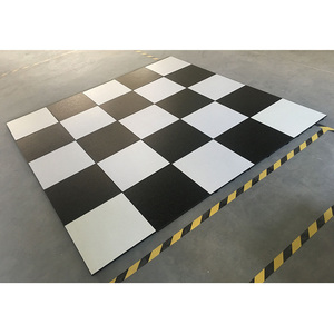 Piso de Baile Portátil de Madera con Marco de Aluminio Encastrable, Acabado Brillante en Blanco y Negro para Decoración de Bodas y Fiestas - Product Image 1