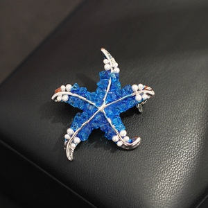 XILIANGFEIZI Broche de estrella de mar azul de gama alta estilo de dibujos animados Broche de cristal de traje de moda femenina de gama alta - Product Image 2