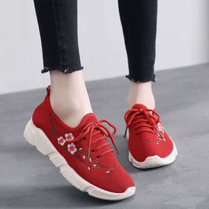 Chaussures de course brodées pour femmes, dessus en toile rouge, doublure en mesh, semelle extérieure en caoutchouc, imprimé floral, talon plat, usage quotidien, été - Product Image 1