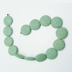Perles <span class=keywords><strong>de</strong></span> roches volcaniques colorées <span class=keywords><strong>de</strong></span> 20 mm, perles plates en pierre <span class=keywords><strong>de</strong></span> lave avec un trou <span class=keywords><strong>de</strong></span> 1,2 mm pour la fabrication <span class=keywords><strong>de</strong></span> bijoux faits à la main - Product Image 5