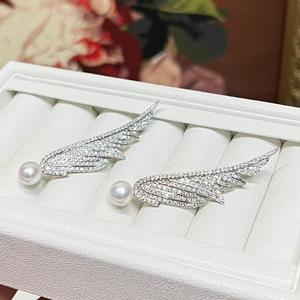 Broche de robe à motif d'aile d'ange tendance, broche en perle d'eau douce, broche de fleur de poitrine, vente en gros populaire, perle d'eau douce - Product Image 5