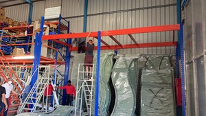 Plataforma de almacenamiento industrial de servicio pesado personalizada, sistema de entresuelo, escalera de acero, protección contra la corrosión, estantes con recubrimiento en polvo - Product Image 4