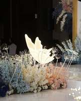 ¡Venta al por mayor! Alas de mariposa brillantes, soporte de luz LED de plomo para carretera, escenario de fondo para diseño de escena de boda, lámparas