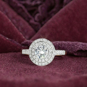 Bague classique de luxe en or blanc 18 carats, sertie à griffes, pour pierre centrale de 6 mm, taille brillant, halo pavé, tige pour tous les jours - Product Image 1