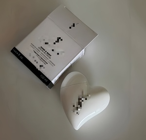 Crema Mani Sbiancante a Forma <span class=keywords><strong>di</strong></span> <span class=keywords><strong>Cuore</strong></span> 50ml con Logo Personalizzato, Vitamina C, Acido Ialuronico, Profumo <span class=keywords><strong>di</strong></span> Rosa Biologica, Idratante Portatile, Regalo Carino - Product Image 2