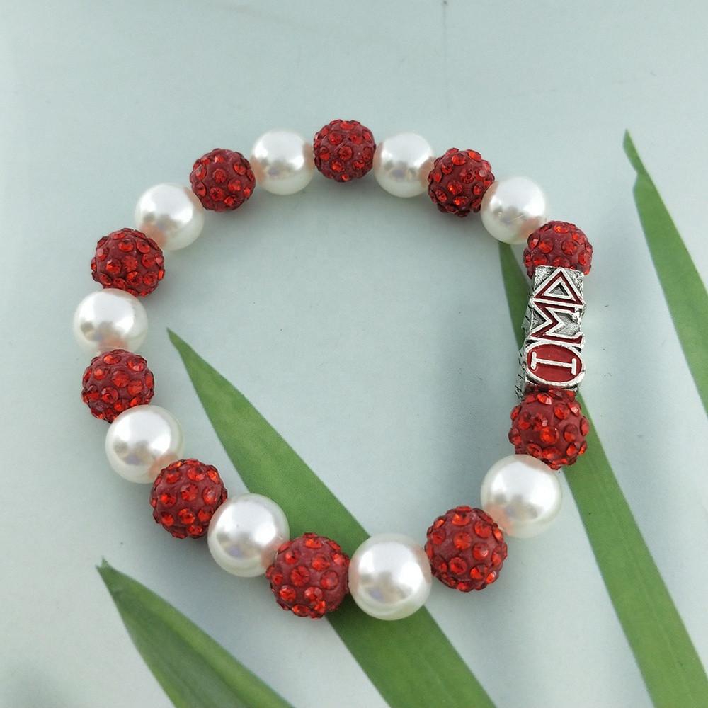 Pulsera de cuentas rojas.