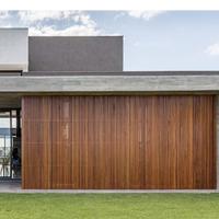 Porte de garage à enroulement moderne personnalisée en alliage d'aluminium à vue complète avec grille encastrée pour une sécurité accrue – Offre Spéciale