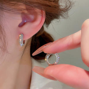 Pendientes Huggie de Oro Blanco E3507 con Cristales de Estrás y Engaste de Canal, Joyería de Lujo para Mujer - Product Image 3