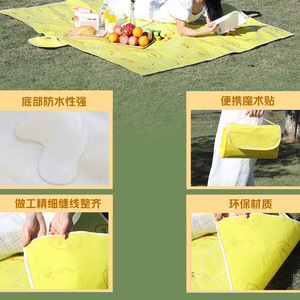 Tapis de pique-nique d'extérieur Fiery Fox pour 2 à 4 personnes, vert à carreaux, imperméable, en tissu Oxford épaissi, style sac à main, portable - Product Image 2