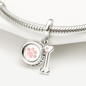 Colgante con huella de pata de perro, hecho de latón blanco, con diseño de hueso de cristal rosa, un lindo regalo de joyería con forma de animal. - Product Image 2