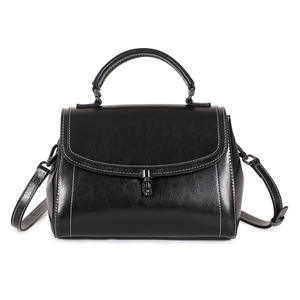 Bolso marrón vintage y bandolera con diseño de piel. - Product Image 3